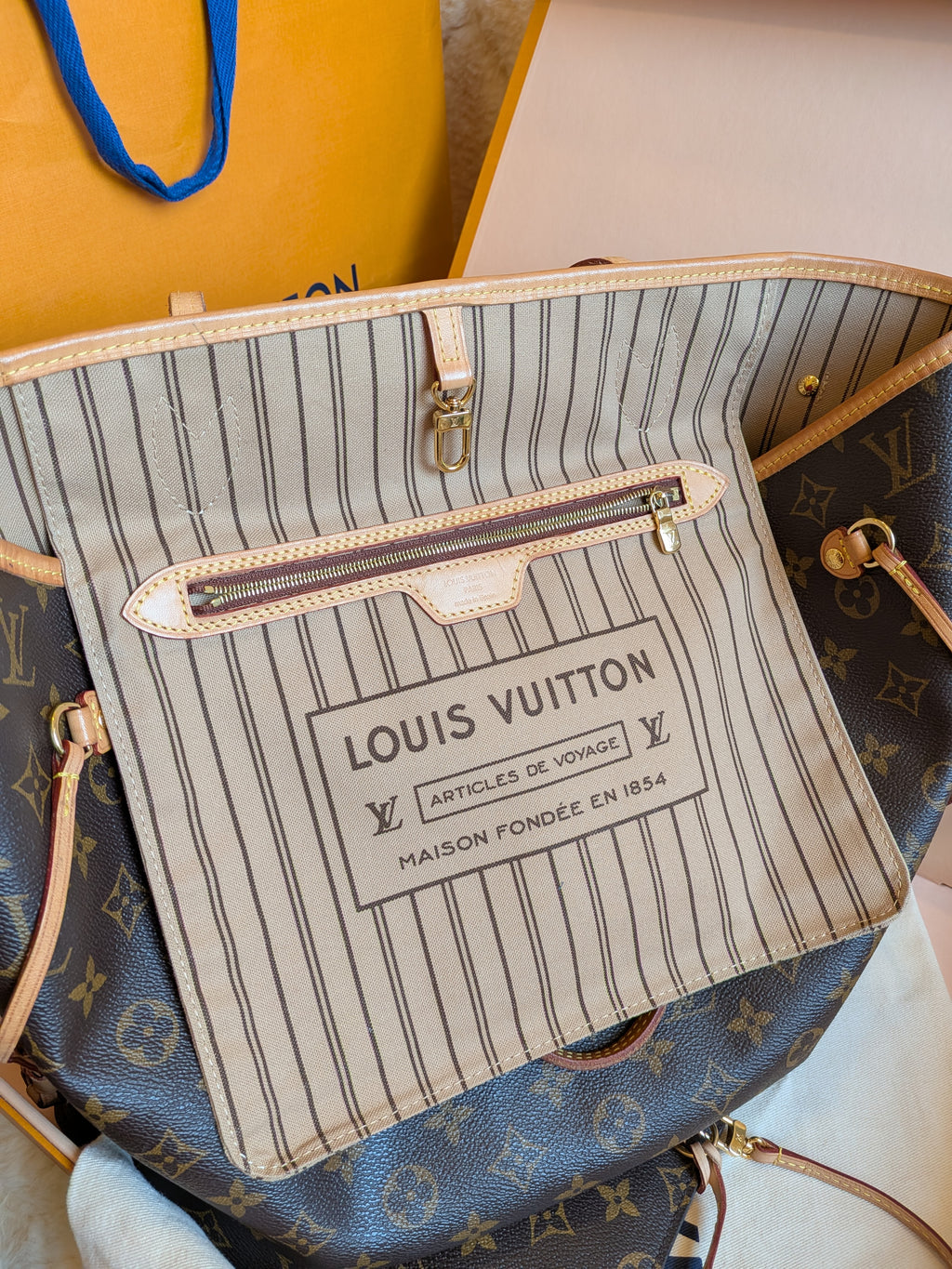 Louis Vuitton Neverfull MM Monogram Canvas - MICROCHIPS