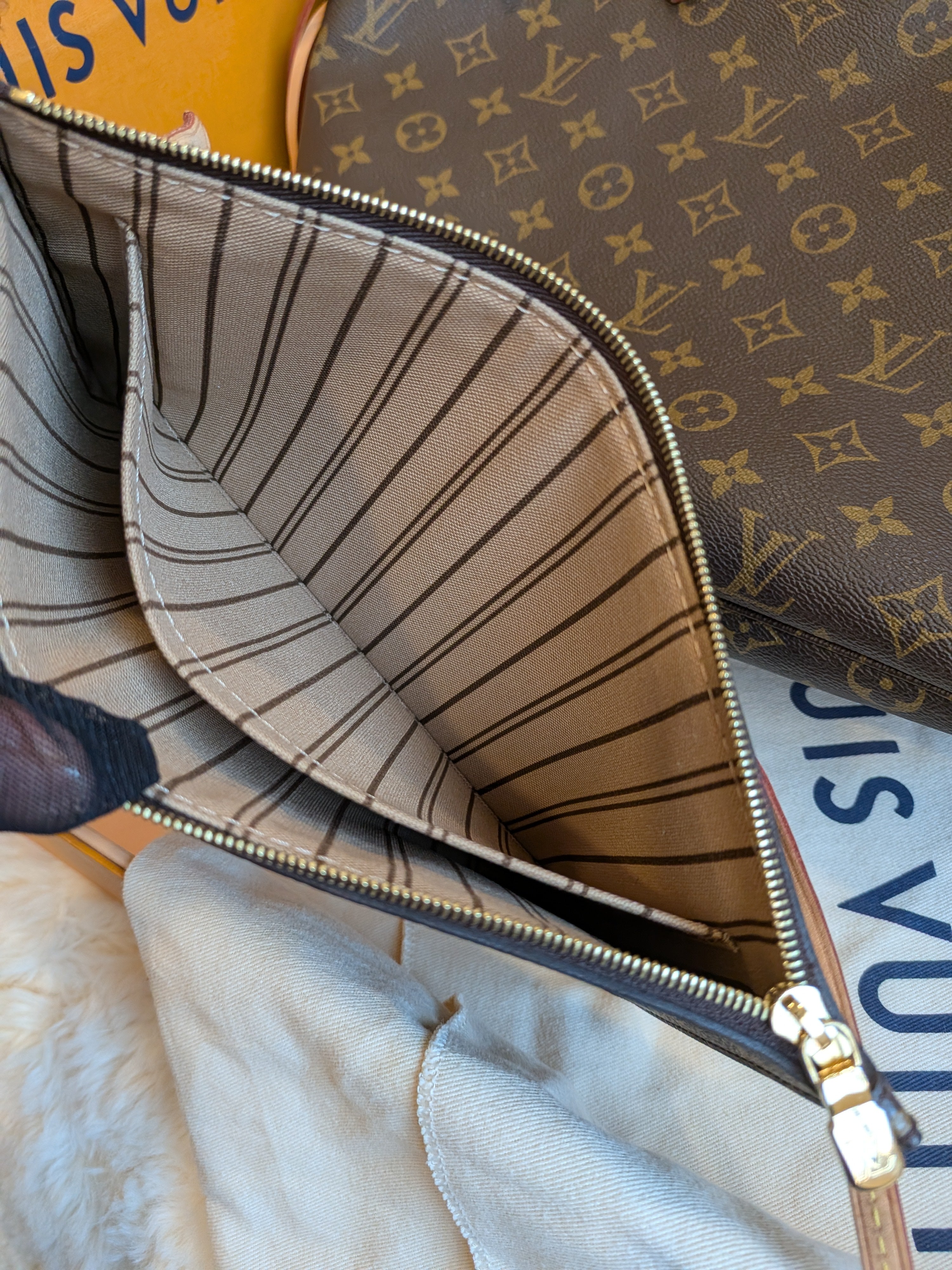 Louis Vuitton Neverfull MM Monogram Canvas - MICROCHIPS